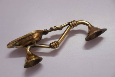 Camphor Brass Dani Holder, Pooja Mandir için Beyaz Arkaplan, Haydarabad Hindistan 'da İzole Edilmiş Ev