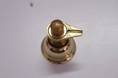 Pooja için eski Brass Shivling Mini Beyaz Arkaplanda tecrit edildi