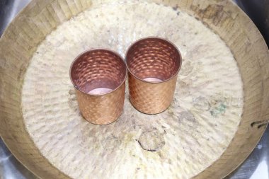 İçme Suyu İçin Bakır Metal Cam, Beyaz Arkaplanda İzole Edildi