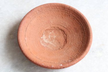 Beyaz Arkaplanda el yapımı terracotta kil plakası izole edildi