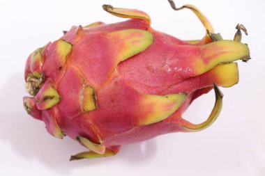 Oraganic Sağlıklı Ejder Meyvesi Beyaz Arkaplanda İzole Edildi