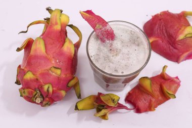 Oraganic Sağlıklı Ejderha Meyve Suyu Beyaz Arkaplanda İzole Edildi