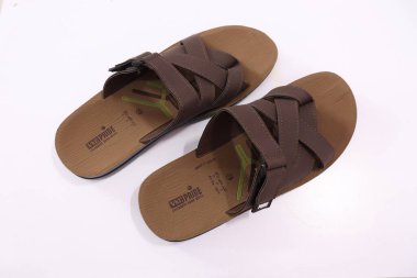 VKC Gurur Beyleri Tan Chappal Beyaz Arkaplanda, Haydarabad Hindistan 'da izole edildi