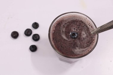 Beyaz arka planda izole edilmiş sağlıklı yaban mersini suyu