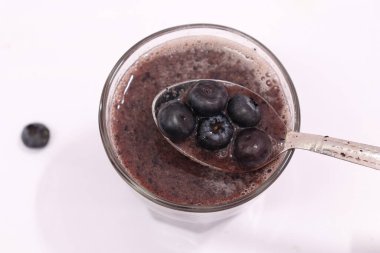 Beyaz arka planda izole edilmiş sağlıklı yaban mersini suyu