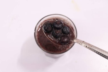 Beyaz arka planda izole edilmiş sağlıklı yaban mersini suyu