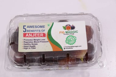 Çiğ incir ya da Anjeer meyvesi suyu, beyaz arka planda izole edilmiş sağlıklı bir besindir.