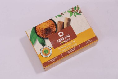 Cara Mia Nemlendirici Sandal ağacı ve beyaz arka planda izole edilmiş zerdeçal sabunu, Hyderabad Hindistan