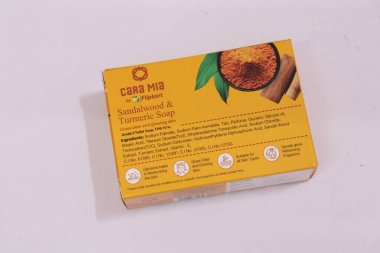 Cara Mia Nemlendirici Sandal ağacı ve beyaz arka planda izole edilmiş zerdeçal sabunu, Hyderabad Hindistan