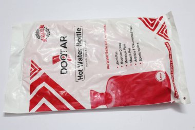 21-06-2024, Hyderabad, Hindistan - Doqtar Sıcak Su Torbası Beyaz Arka plan, Haydarabad Hindistan 'da izole edildi