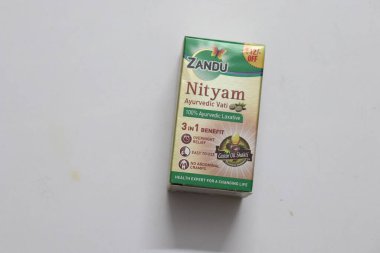 21-06-2024, Hyderabad, Hindistan - Zandu Nityam Vati Ayurvedic Müshil Tableti Kabızlıktan Hızlı Gece Nöbeti için Beyaz Arkaplanda İzole Edildi, Haydarabad Hindistan