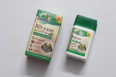 21-06-2024, Hyderabad, Hindistan - Zandu Nityam Vati Ayurvedic Müshil Tableti Kabızlıktan Hızlı Gece Nöbeti için Beyaz Arkaplanda İzole Edildi, Haydarabad Hindistan