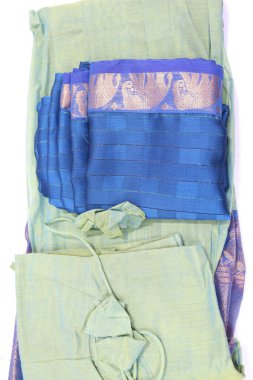 Geleneksel Kadın El Yapımı İki Ton Açık Yeşil ve Mavi Pamuklu Yarım Sari Beyaz Arkaplanda İzole Edildi