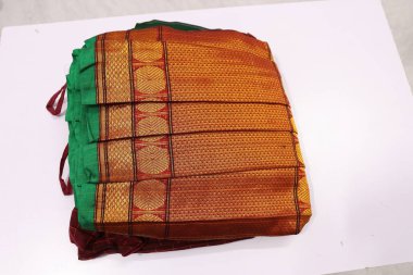 Geleneksel Kadın El Yapımı Yeşil ve Maroon Renkli Pamuk Yarım Sari Beyaz Arkaplanda İzole Edildi