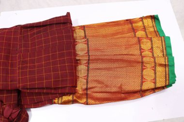 Geleneksel Kadın El Yapımı Yeşil ve Maroon Renkli Pamuk Yarım Sari Beyaz Arkaplanda İzole Edildi