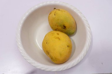 Beyaz arkaplanda izole edilmiş mango küp dilimleri