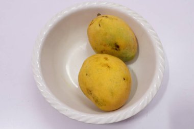 Beyaz arkaplanda izole edilmiş mango küp dilimleri