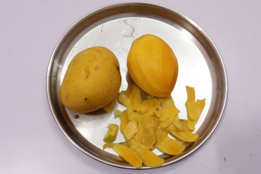 Beyaz arkaplanda izole edilmiş mango küp dilimleri