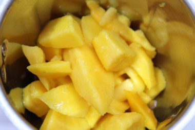 Beyaz arkaplanda izole edilmiş mango küp dilimleri