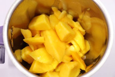 Beyaz arkaplanda izole edilmiş mango küp dilimleri