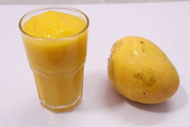 Beyaz arka planda izole edilmiş bir bardak mango suyu.