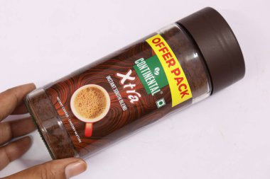  Bir paket kahve ve marka labe.