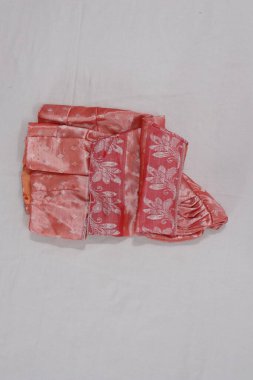 Geleneksel Hint kumaşı öğesi sari bluzunun üst görünümü