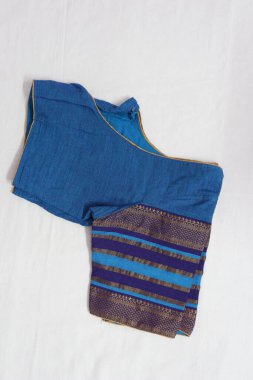 Geleneksel Hint kumaşı öğesi sari bluzunun üst görünümü