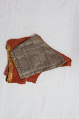 Geleneksel Hint kumaşı öğesi sari bluzunun üst görünümü