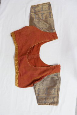 Geleneksel Hint kumaşı öğesi sari bluzunun üst görünümü