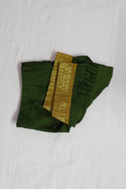 Geleneksel Hint kumaşı öğesi sari bluzunun üst görünümü