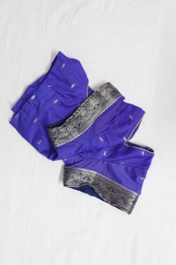 Geleneksel Hint kumaşı öğesi sari bluzunun üst görünümü