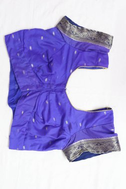 Geleneksel Hint kumaşı öğesi sari bluzunun üst görünümü