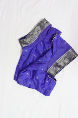 Geleneksel Hint kumaşı öğesi sari bluzunun üst görünümü