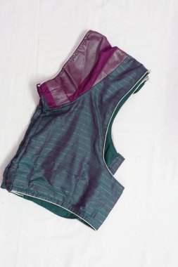 Geleneksel Hint kumaşı öğesi sari bluzunun üst görünümü