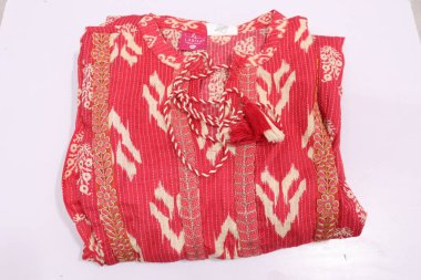 Geleneksel Hint elbisesinin yakın plan fotoğrafı. 