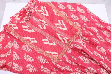 Geleneksel Hint elbisesinin yakın plan fotoğrafı. 