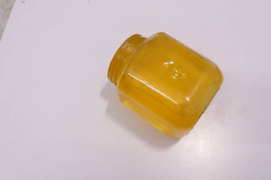 Cam kavanozu balla kapat.