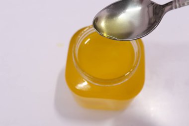 Cam kavanozu balla kapat.