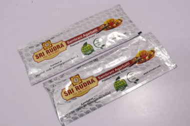 Sri Rudra Sambrani Agarbatti Beyaz Arkaplanda, Hyderabad Hindistan 'da izole edildi.