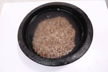 Pirinçli bir kaseye yakın.