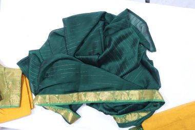 Geleneksel Kadın El Yapımı Yeşil Renkli Pamuk Beyaz Arkaplanda Yarım Sari İzole Edildi