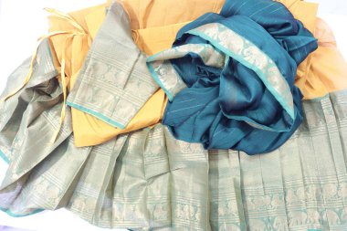 Geleneksel Kadın El Yapımı Yeşil ve Maroon Renkli Pamuk Yarım Sari Beyaz Arkaplanda İzole Edildi