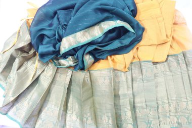 Geleneksel Kadın El Yapımı Yeşil ve Maroon Renkli Pamuk Yarım Sari Beyaz Arkaplanda İzole Edildi