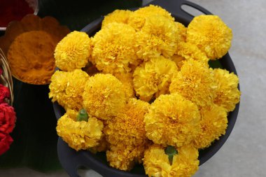 Güney Hindistan 'da tapılan özel bir Hindu tanrısı olan Baukamma' yı yaratmak için toplanmış renkli çiçekler.