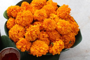 Güney Hindistan 'da tapılan özel bir Hindu tanrısı olan Baukamma' yı yaratmak için toplanmış renkli çiçekler.