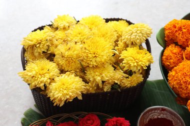 Güney Hindistan 'da tapılan özel bir Hindu tanrısı olan Baukamma' yı yaratmak için toplanmış renkli çiçekler.