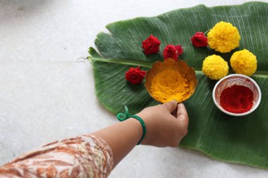 Güney Hindistan 'da tapılan özel bir Hindu tanrısı olan Baukamma' yı yaratmak için toplanmış renkli çiçekler.