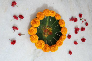 Güney Hindistan 'da tapılan özel bir Hindu tanrısı olan Baukamma' yı yaratmak için toplanmış renkli çiçekler.