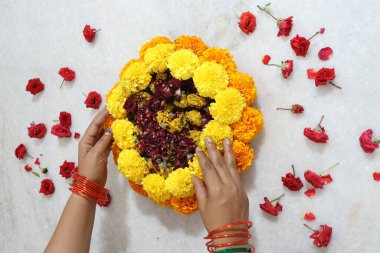 Güney Hindistan 'da tapılan özel bir Hindu tanrısı olan Baukamma' yı yaratmak için toplanmış renkli çiçekler.